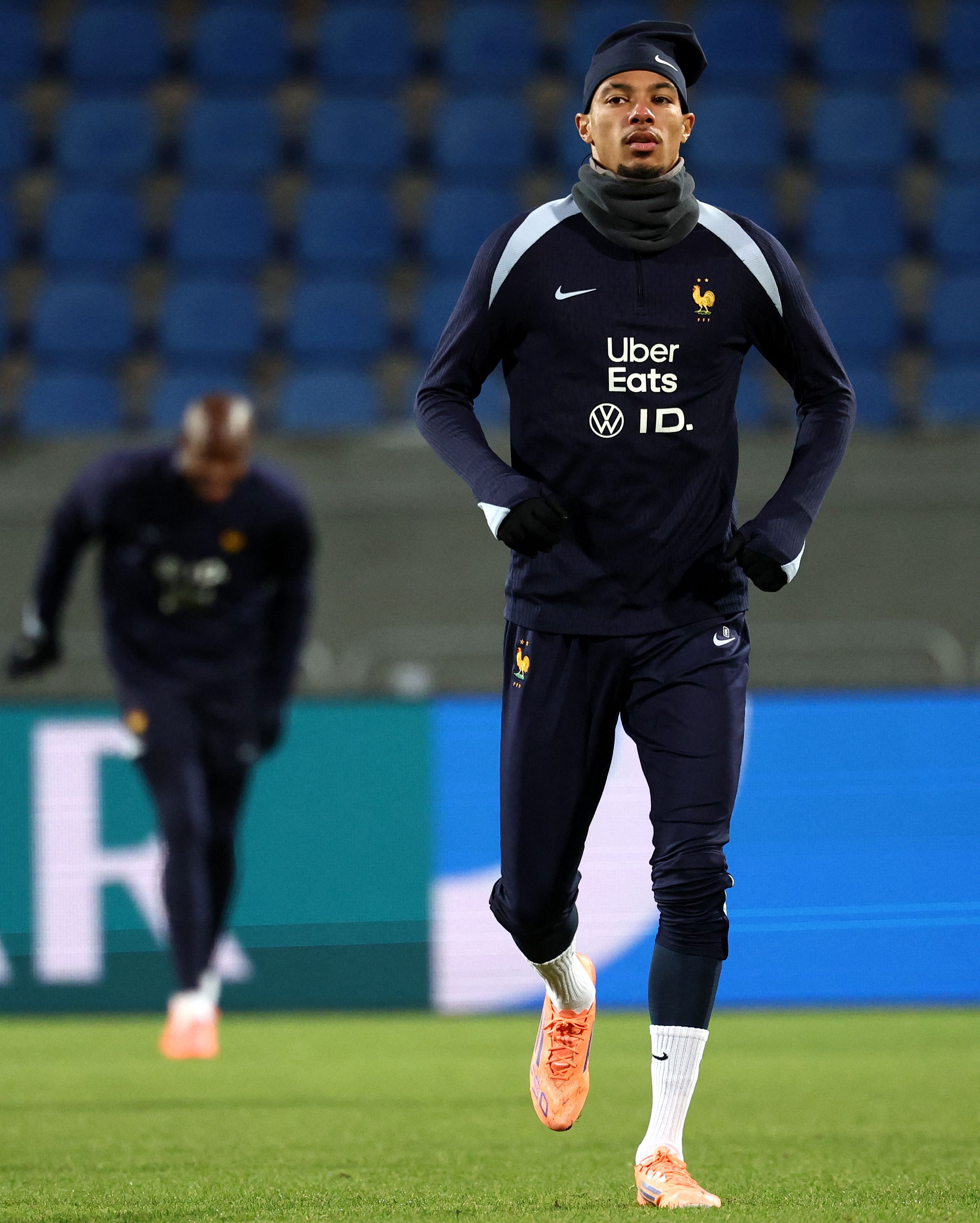 包含赛后阿贾克斯备战法甲，防线松动细节曝光，目标明确，年轻球员得到机会的词条