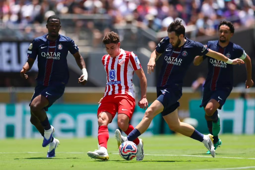 包含欧超杯今晚走向成谜，巴黎圣日耳曼刷新队史纪录，更衣室稳定，医务组通报恢复的词条